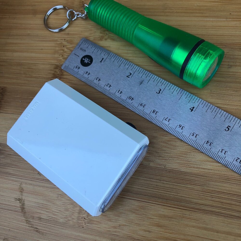 Clearance - 8 Pack of assorted Flashlights (4 Green long, 4 White Box)